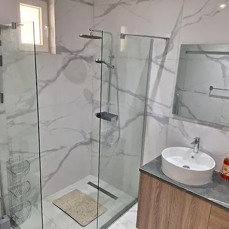 Luxury One Bedroom - Seafront * לימסול