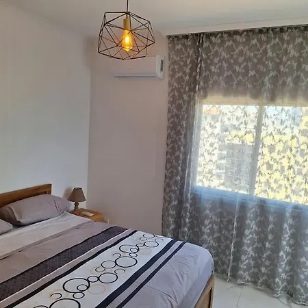 Luxury One Bedroom - Seafront דירה