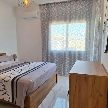 Luxury One Bedroom - Seafront דירה